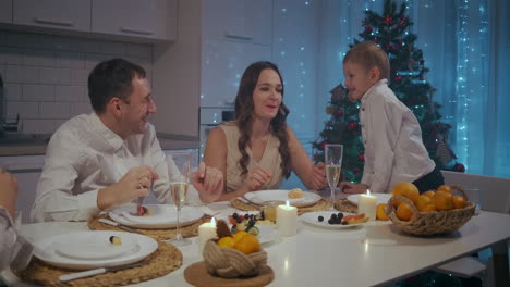 Cheerful-family-with-different-ages-celebrating-christmas.-Happy-family.-Winter-holidays.-Traditional-festive-christmas-dinner-in-multigenerational-family.-Enjoying-xmas-meal-feast.-High-quality-4k-footage
